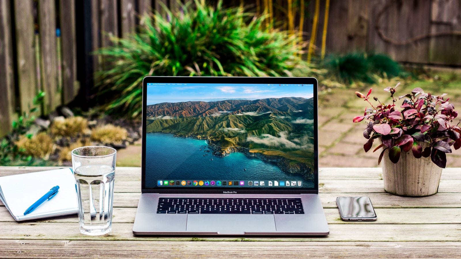 VPS szerver, laptop szép háttérrel