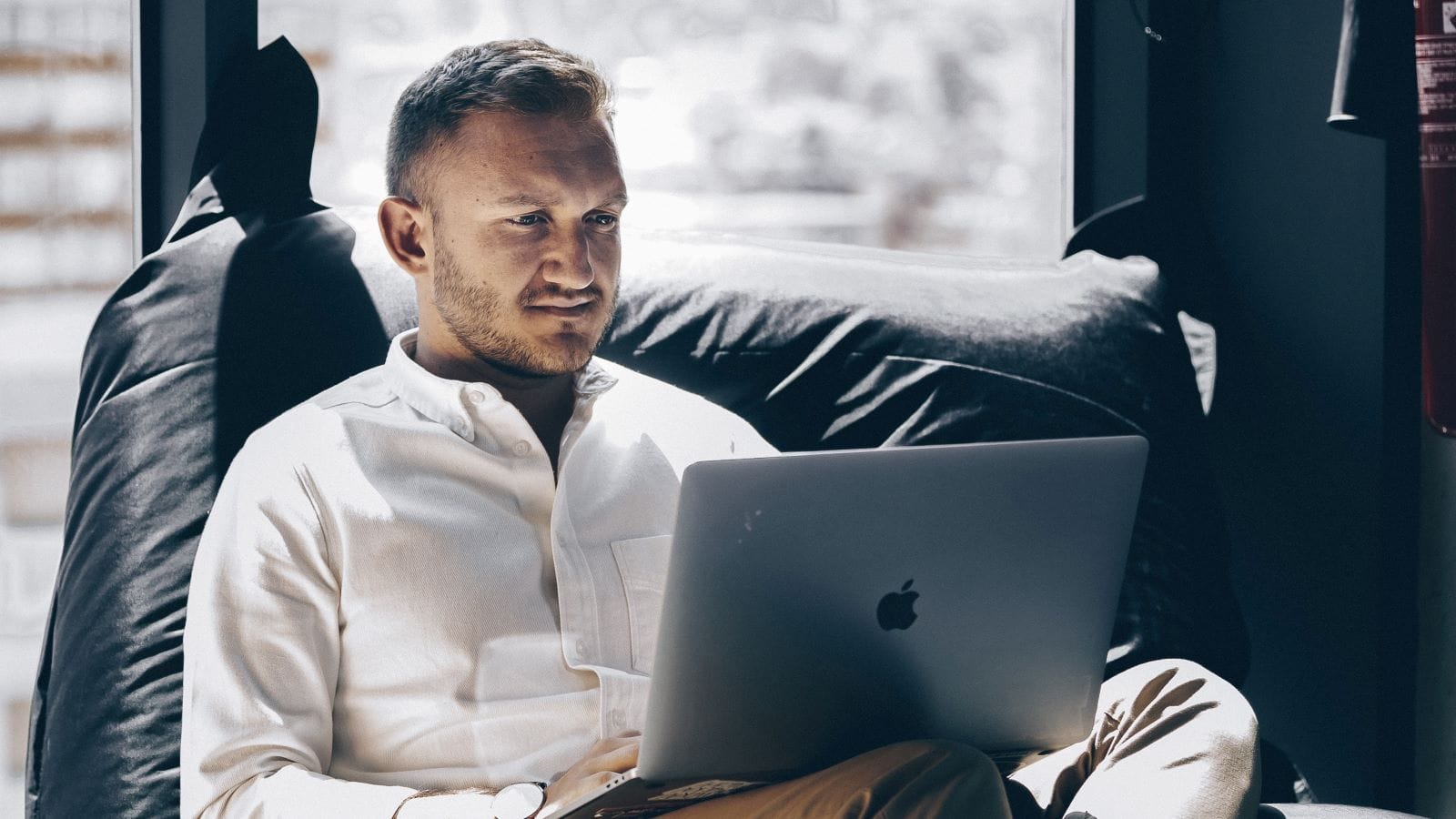 Google Ads, férfi dolgozik